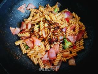 Stir-fried Spiral Pasta with Bacon recipe