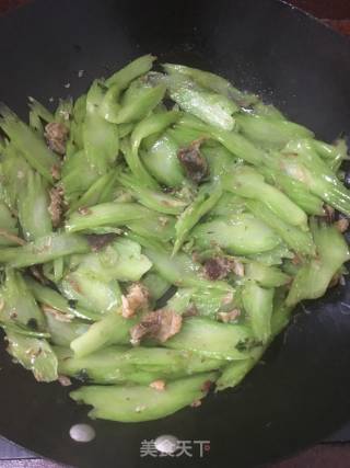 Stir-fried Vegetable Stem with Oil Dregs recipe