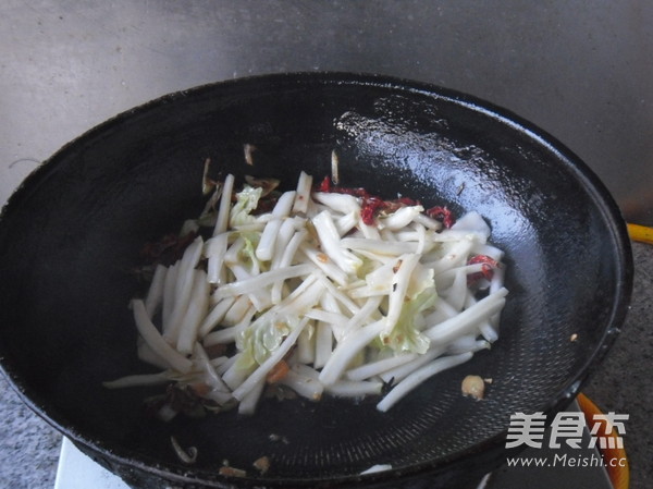 Stir-fried Cabbage Strips with Spinach Stem recipe