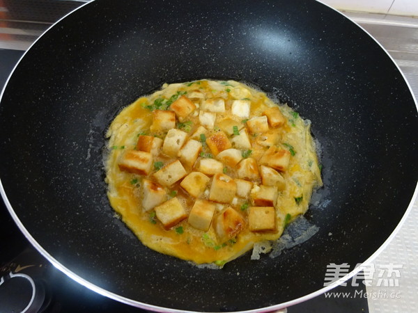 Pan-fried Steamed Buns and Omelettes recipe