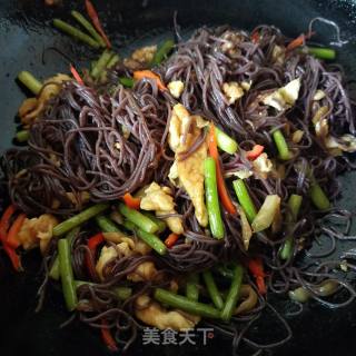 Stir-fried Black Rice Noodles with Garlic Moss recipe