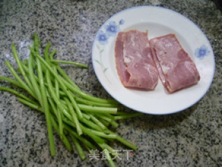 Stir-fried Chrysanthemum Stem with Bacon recipe