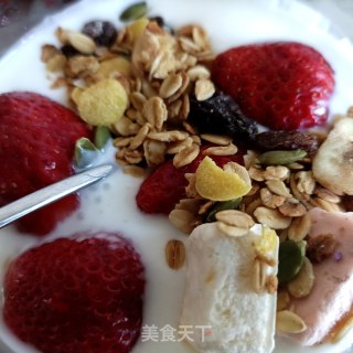 Strawberry Granola Mixed with Yogurt recipe