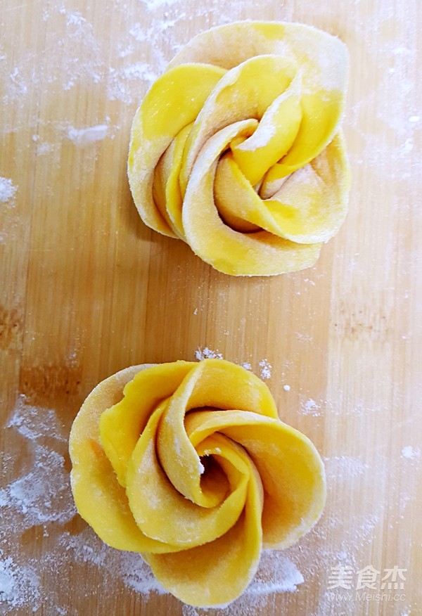 Make A Pumpkin Flower Roll recipe