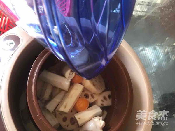 Stewed Chicken Soup with Yam and Lotus Root recipe