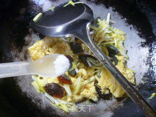 Scrambled Double Eggs with Leek Sprouts recipe