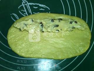 Caterpillar Bread with Cheese Raisin recipe
