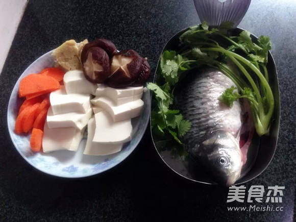 Mushroom, Tofu and Crucian Carp Soup recipe