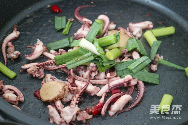 Stir-fried Squid with Garlic Sprouts recipe