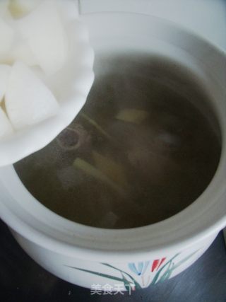 A Bowl of Good Soup for Keeping Fit in Winter ------ Stick Bone Radish Soup recipe