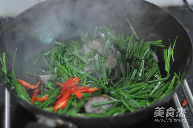 Stir-fried Pork Blood Meatballs with Leek recipe