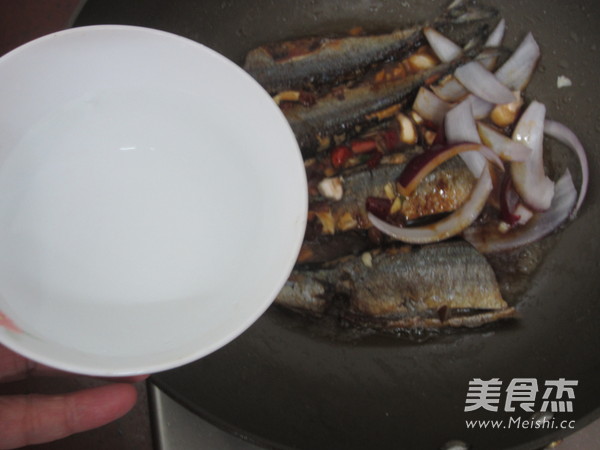 Stewed Saury with Onion and Shiitake Mushrooms recipe