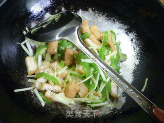 Stir-fried Tofu with Leek Sprouts and Green Pepper recipe