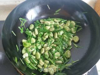 Stir-fried Broad Beans with Leek recipe