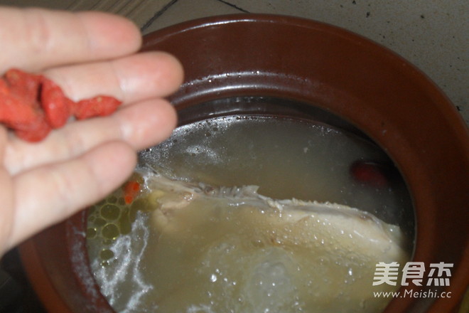 Five Fingers, Peach Codonopsis and Beiqi Chicken Soup recipe