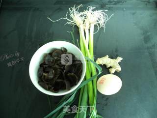 Scrambled Eggs with Fungus and Garlic Seedlings recipe