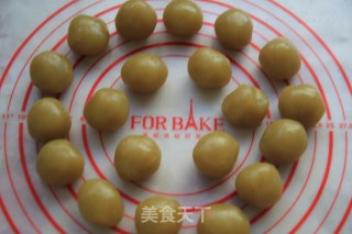 Mooncake with Lotus Seed Paste and Egg Yolk recipe