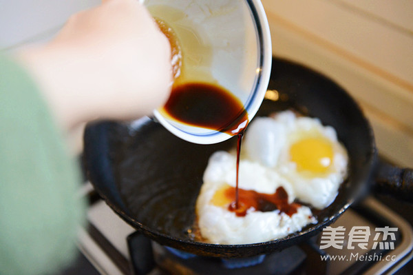 Fried Eggs with Sauce recipe