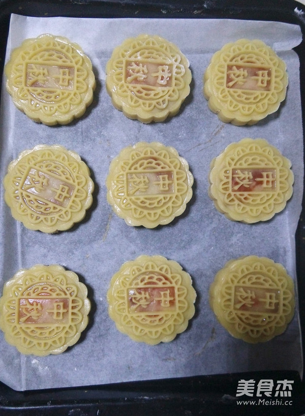 Cantonese-style Egg Yolk and Lotus Paste Mooncakes recipe