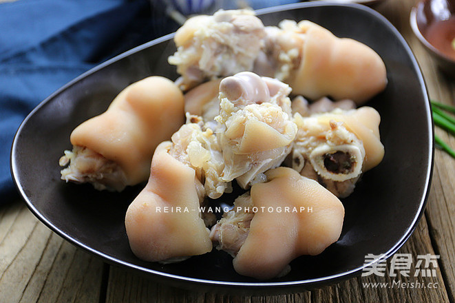 Braised Pork Wanwan with Peanuts recipe