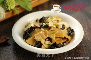 Stir-fried Chicken with Winter Bamboo Shoots and Fungus recipe