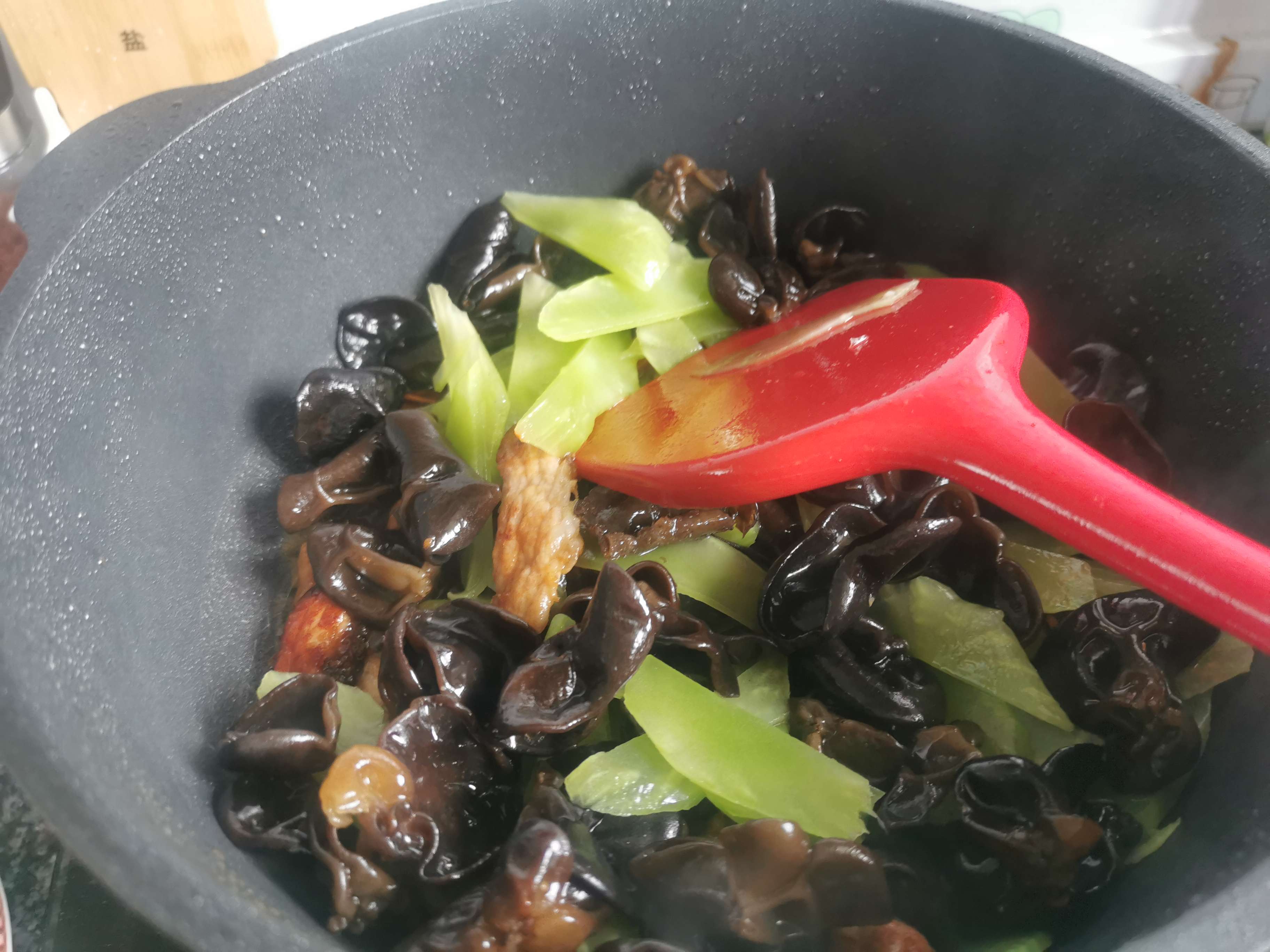 Stir-fried Pork with Fungus and Lettuce recipe