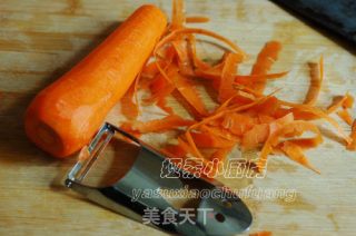 Stir-fried Thin Fungus with Sliced Gourd and Carrot recipe