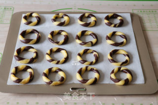 Two-color Biscuit Ring recipe