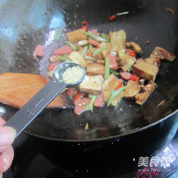 Grilled Sausage with Spiced Dried Celery recipe