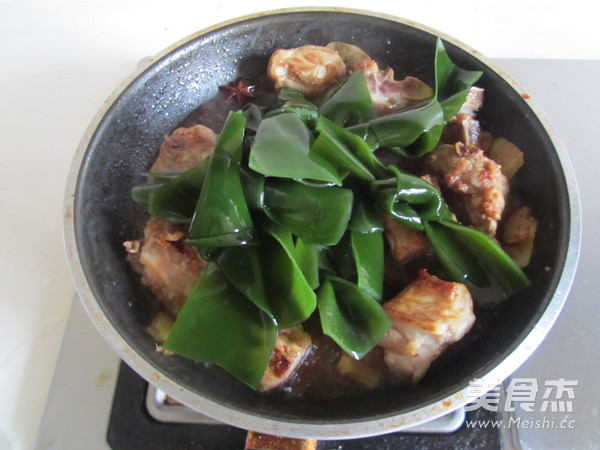 Seaweed Braised Pork Ribs recipe
