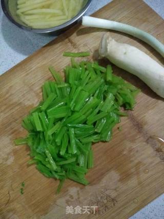 Stir-fried Shredded Potatoes with Celery recipe