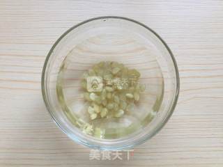 Saponaria, Tremella and Lotus Seed Soup recipe