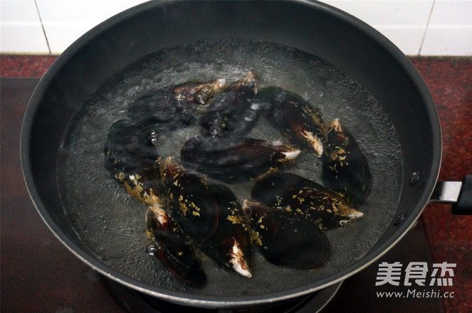 Baked Mussels with Wasabi Cheese recipe