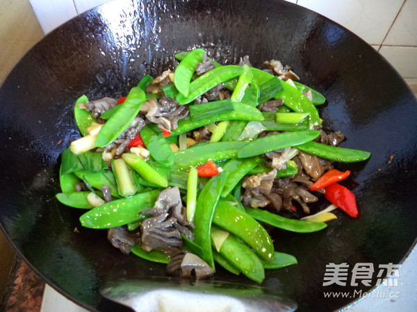 Fried Chicken Gizzards with Snow Peas recipe