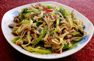 Stir-fried Shredded Pork with Parsley and Bean Curd recipe