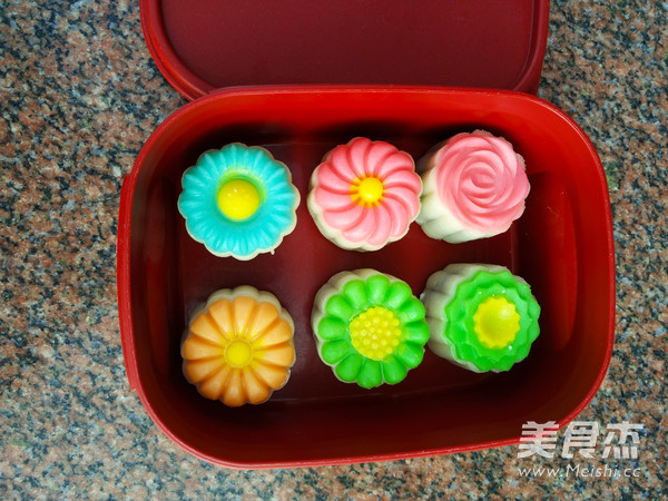 Colorful Snowy Moon Cakes recipe
