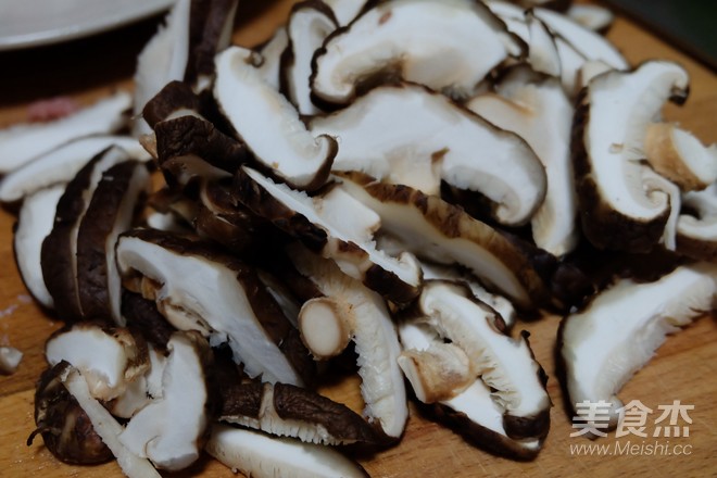 Braised Noodles with Mushrooms and Beans recipe