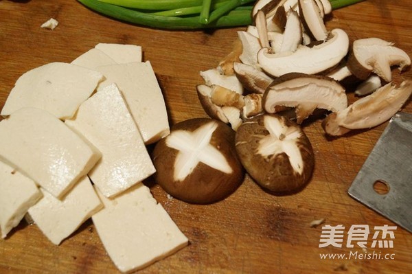 Mushroom, Tofu and Crucian Carp Soup recipe