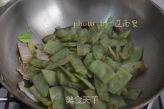 Stir-fried Eyebrow Peas with Pork Belly, A Strong Home Taste recipe