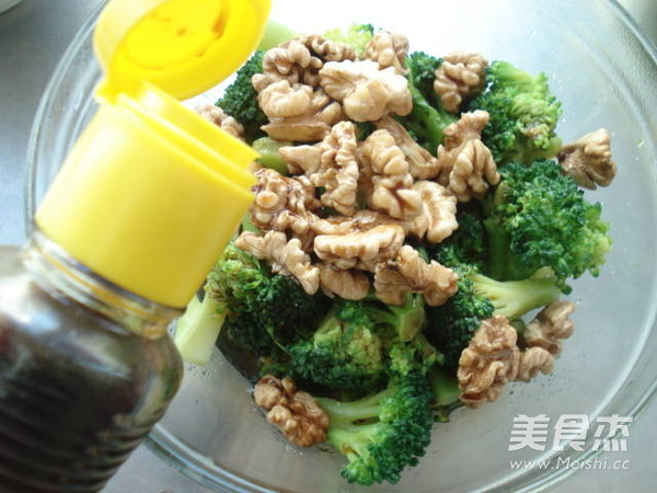 Broccoli Mixed with Walnuts recipe