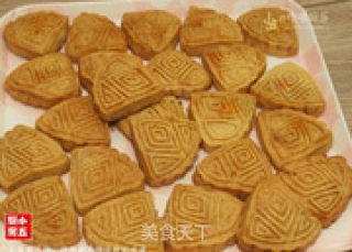 Cantonese-style Lotus Seed Paste Moon Cake recipe