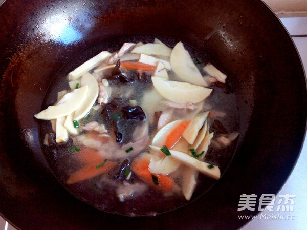 Winter Bamboo Shoots and Fungus Soup recipe