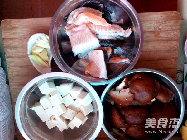 Stewed Fish Cubes with Mushrooms and Tofu recipe