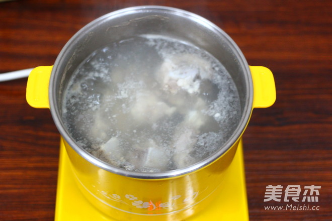 Guangdong Old Fire Soup-mushroom, Fungus, Cuttlefish Soup recipe