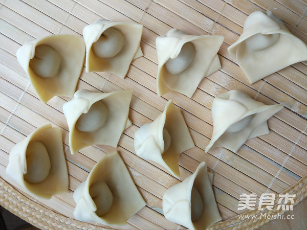 Wontons with Garlic Sesame Sauce recipe