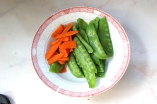 Refreshing Delicacy in Summer-snow Peas Mixed with Golden Needles recipe