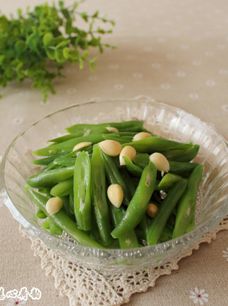 Green Beans Mixed with Silver Almonds