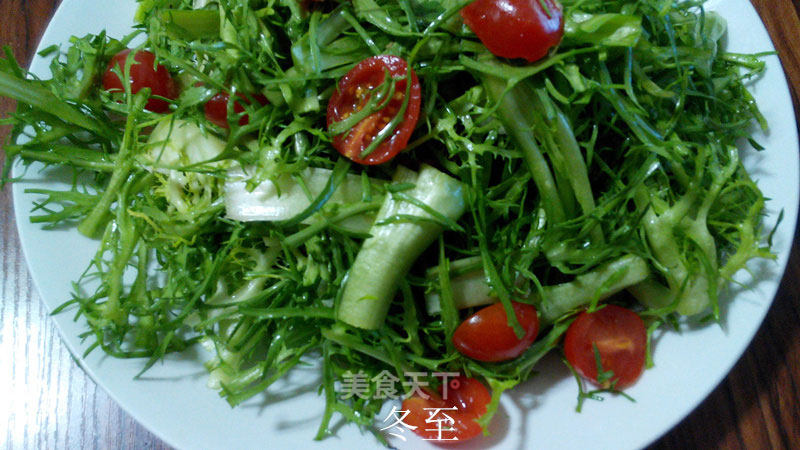 Bitter Chrysanthemum Mixed with Cherry Tomatoes recipe