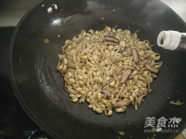 Soy Bean Sprouts and Fried Shiitake Mushroom Slices recipe