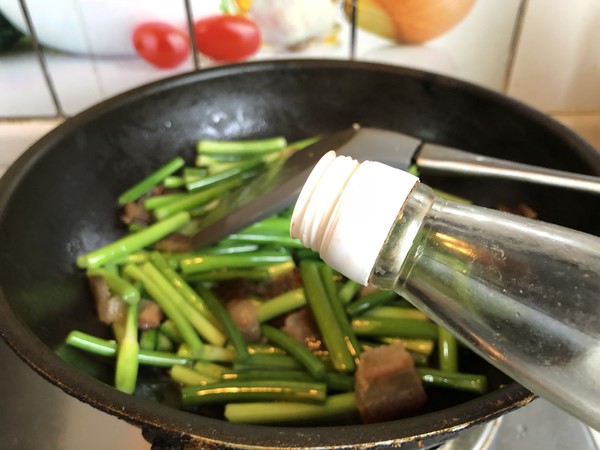 Stir-fried Bacon with Garlic Moss recipe